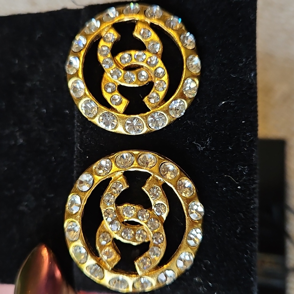 🥰KEEPING🥰 CHANEL Vintage Gold Crystal CC Logo Clip Earrings 1970s - Picture 2 of 11
